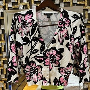 Adorable woman’s button down Bolaro Sweater💗